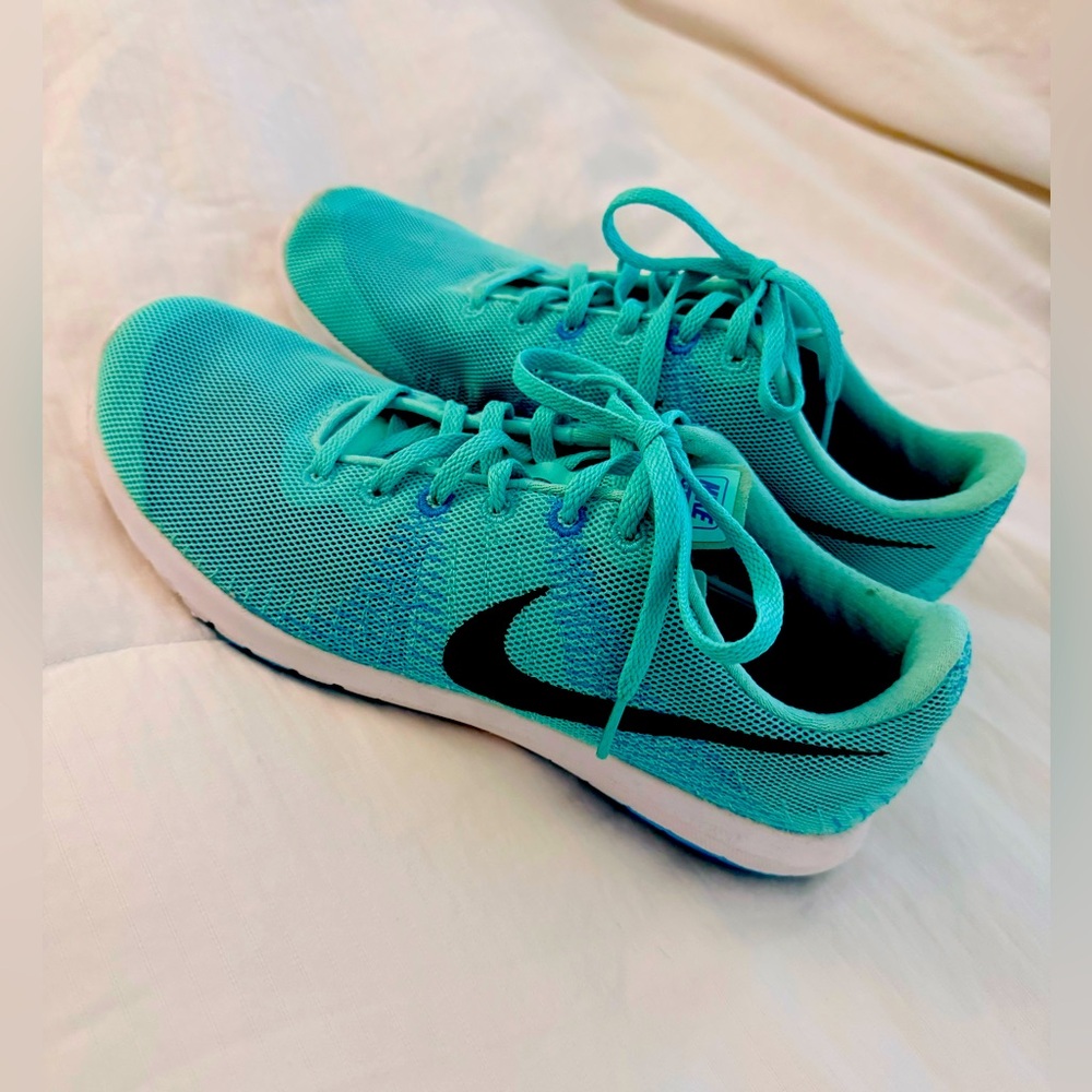 EUC-Nike-Size 8.5-Teal and White-Fit Sole-Free Run-Running Shoes.